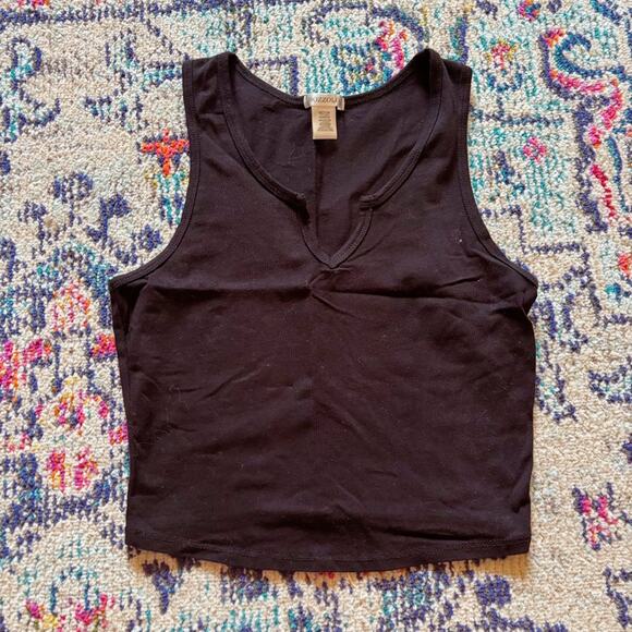 NWOT ✨ Bozzolo Black Notched Crop Top – Size Medium 🖤 - Picture 2 of 3